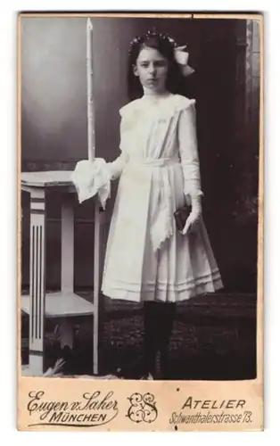 Fotografie Eugen v. Saher, München, Schwantthalerstr. 73, Portrait niedliches Mädchen im weissen Kleid mit Kerze