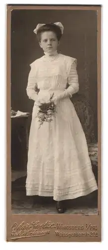 Fotografie Oskar Goetze, Königsberg i. Pr., Weissgerberstr. 22, Portrait junges Mädchen im weissen Kleid mit Blumenstrauss