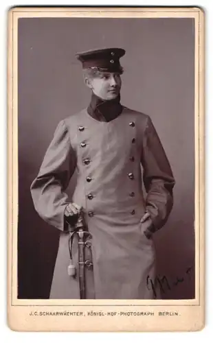 Fotografie J. C. Schaarwächter, Berlin, Leipziger-Str. 130, Portrait Frau als Soldatin in Uniform mit Säbel