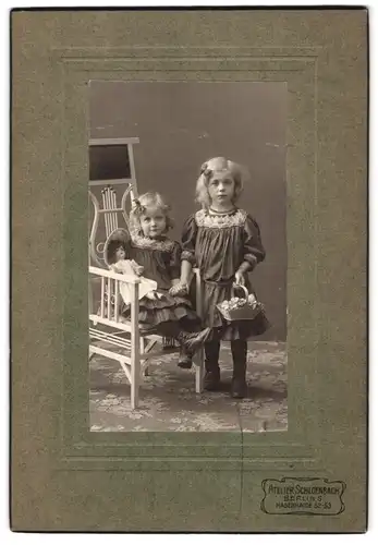 Fotografie Schloenbach, Berlin, Hasenhaide 52-53, Portrait zwei niedliche Mädchen mit ihrer Puppe im Atelier