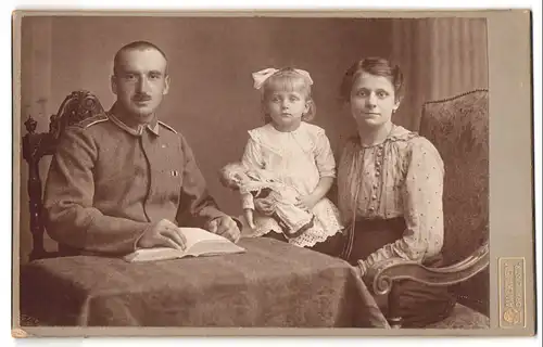 Fotografie A. Wertheim, Berlin, Oranienstr., Portrait Uffz. in Feldgrauuniform mit Frau und Tochter samt Puppe