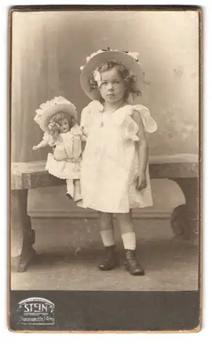 Fotografie Atelier Stein, Berlin, Chausseestr. 70 /71, Portrait niedliches Mädchen im Kleidchen mit grosser Puppe