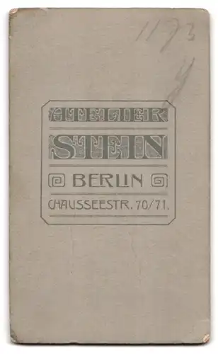 Fotografie Atelier Stein, Berlin, Chausseestr. 70 /71, Portrait niedliches Mädchen im Kleidchen mit grosser Puppe