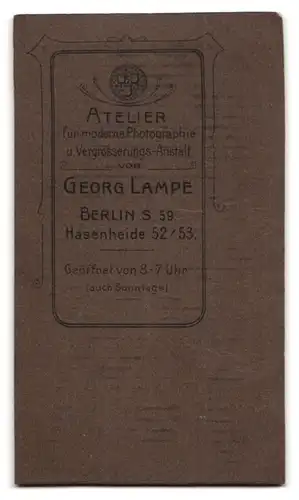 Fotografie Georg Lampe, Berlin, Hasenheide 52-53, Portrait blonde Mädchen in Kleidern mit Puppe im Arm