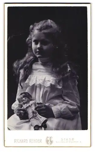 Fotografie Richard Rehder, Stade, Wilhadikirchhof 3, Portrait niedliches Mädchen im Kleidchen mit ihrer Puppe