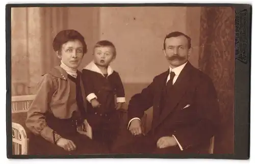 Fotografie G. Vierecke, Hamburg, Rathhausstr. 13, Portrait Mutter udn Vater mit kleinem Sohn im Atelier, Mutterglück