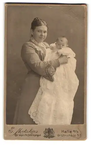 Fotografie E. Motzkus, Halle a. S., Gr. Ulrichstr. 57, Portrait junge Mutter mit ihrem Neugeborenen im Arm, Mutterglück