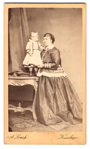Fotografie A. Lovich, Kaschau, Portrait slowakin im Kleid mit ihrem Kind im Atelier, Mutterglück