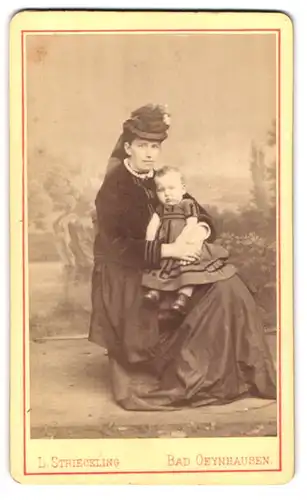 Fotografie L. Strieckling, Bad Oeynhausen, Mutter im Biedermeierkleid mit ihrem Kind auf dem Schoss, Mutterglück