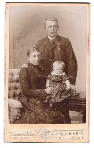 Fotografie Wilhelm Gräf, Quakenbrück, Gr. Mühlenstr., Portrait junges Paar mit Tochter auf dem Schoss, Mutterglück