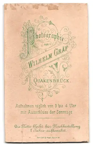Fotografie Wilhelm Gräf, Quakenbrück, Gr. Mühlenstr., Portrait junges Paar mit Tochter auf dem Schoss, Mutterglück