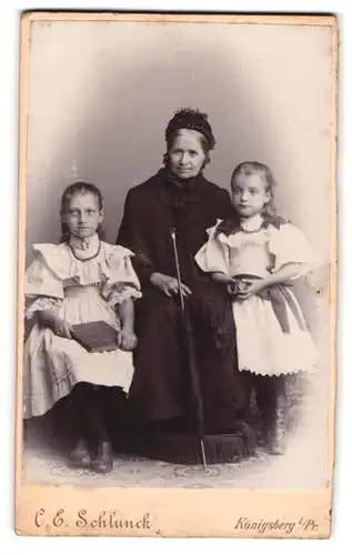 Fotografie C. E. Schlunck, Königsberg i. Pr., Münz-Str. 7, Portrait Grossmutter mit zwei Enkeltöchtern, Mutterglück