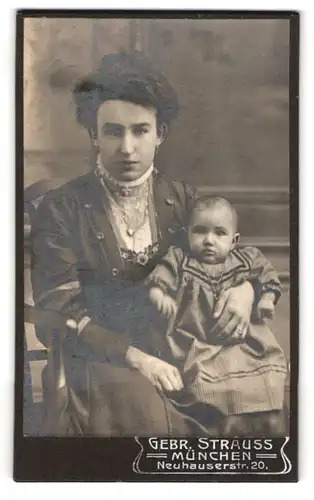 Fotografie Gebr. Strauss, München, Neuhauserstr. 20, junge Mutter im Biedermeierkleid mit Kind im Arm, Mutterglück