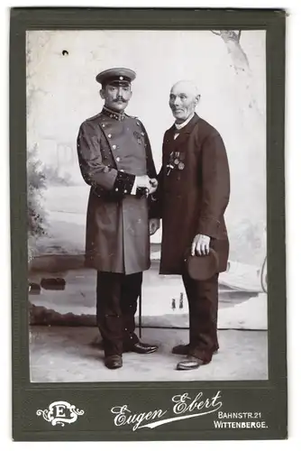 Fotografie Eugen Ebert, Wittenberge, Bahnstr. 21, Portrait Offizier in Uniform mit seinem Vater samt Ordenspange