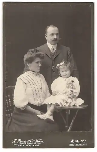 Fotografie F. Jamrath & Sohn, Berlin, Mutter und Vater mit kleiner Tochter und ihrer Puppe im Atelier