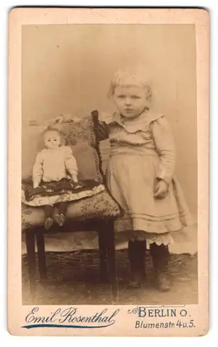 Fotografie Emil Rosenthal, Berlin, Blumenstr. 4 /5, Portrait niedliches Mädchen im Kleid mit Puppe auf dem Stuhl