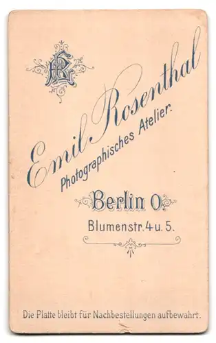 Fotografie Emil Rosenthal, Berlin, Blumenstr. 4 /5, Portrait niedliches Mädchen im Kleid mit Puppe auf dem Stuhl