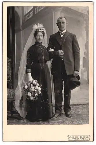 Fotografie Jos. Wörsching, Starnberg, junges Brautpaar im schwarzen Hochzeitskleid und Anzug