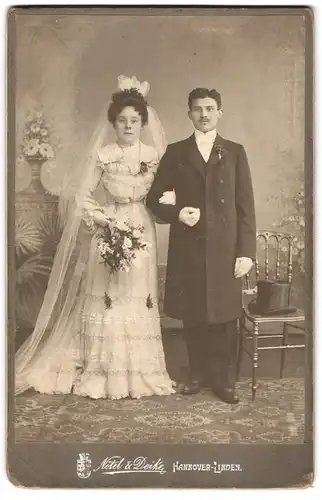 Fotografie Nötel & Deike, Hannover, Deister-Str. 1, Portrait junges Brautpaar im Hochzeitskleid und Anzug mit Zylinder
