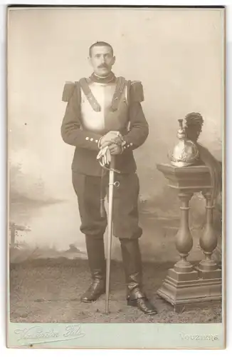 Fotografie Valentin Fils, Vouziers, Portrait Kürassier Gade-du-Corps Rgt. 3 in Uniform mit Helm