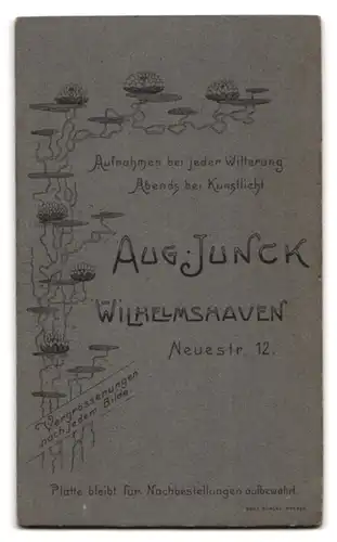 Fotografie Aug. Junck, Wilhelmshaven, Neuestr. 12, Offizier in Uniform II. Seebataillon vor einer Studiokulisse