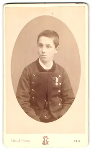 Fotografie J. Lascoumettes, Pau, Rue d`Orleans 7, Portrait junger Knabe im Anzug mit Miniaturorden an der Brust