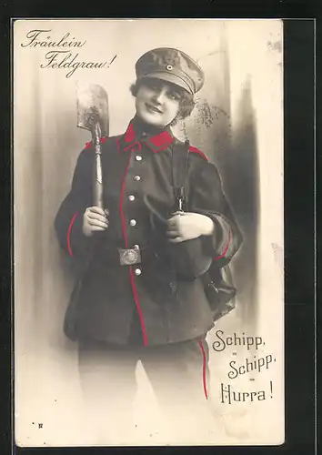 AK Junge Soldatin in Uniform mit Schaufel, Fräulein Feldgrau