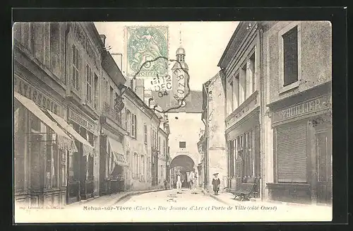 AK Mehun-sur-Yèvre, Rue Jeanne d`Arc et Porte de Ville