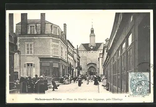 AK Mehun-sur-Yèvre, Place du Marché aux Légumes, prés l`Horloge