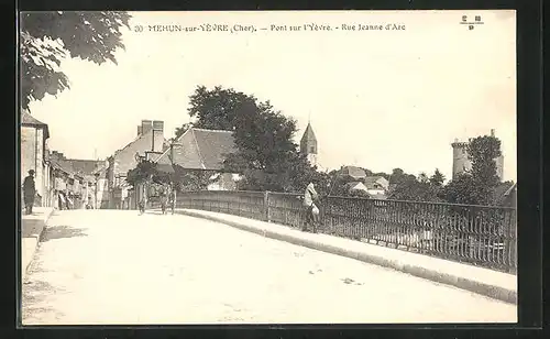 AK Mehun-sur-Yèvre, Rue Jeanne d`Arc, Pont sur l`Yèvre