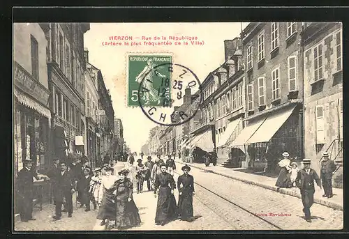 AK Vierzon, Rue de la République, Strassenpartie