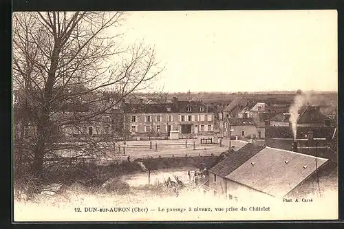 AK Dun-sur-Auron, Le passage à niveau, vue prise du Châtelet