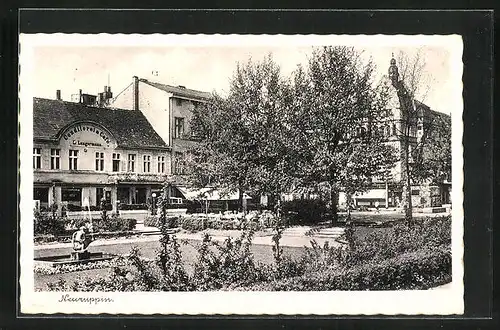 AK Neuruppin, Strasse am Schulplatz mit Konditorei Café Lungermann