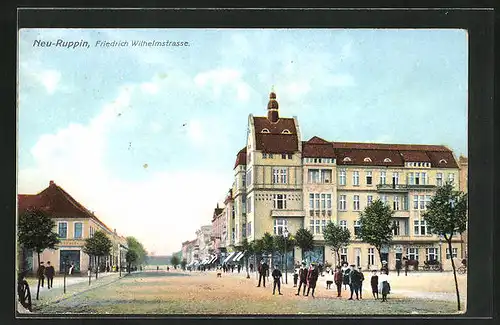 AK Neuruppin, Passanten auf der Friedrich Wilhelmstrasse