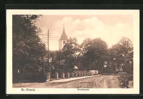 AK Gr. Kreutz, Kirchplatz mit Brücke