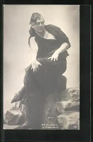 AK Opernsänger Schaljapin in seiner Rolle als Mephistopheles in Denkerpose, Goethes Faust