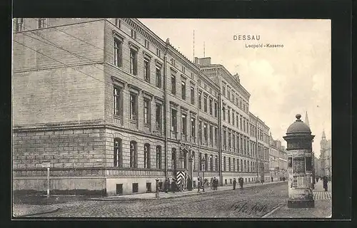 AK Dessau, Leopold-Kaserne mit Litfasssäule