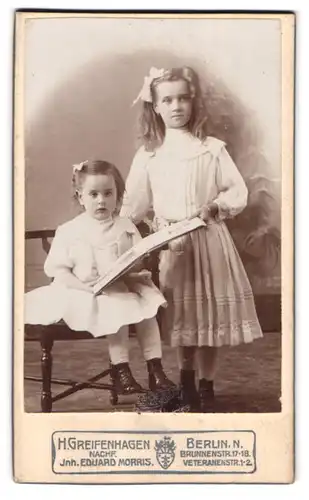 Fotografie H. Greifenhagen, Berlin, Brunnenstrasse 17-18, kleine Mädchen in feinen Kleidern lesend