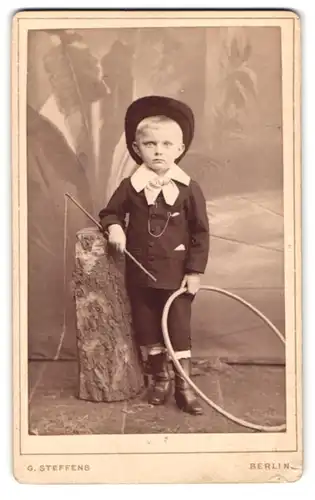 Fotografie G. Steffens, Berlin, Potsdamer Strasse 116, Kleiner Junge im Anzug mit Spielreif