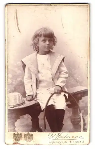 Fotografie Ad. Hartmann, Dessau, Junge im Zwirn mit Hut und Spielreif