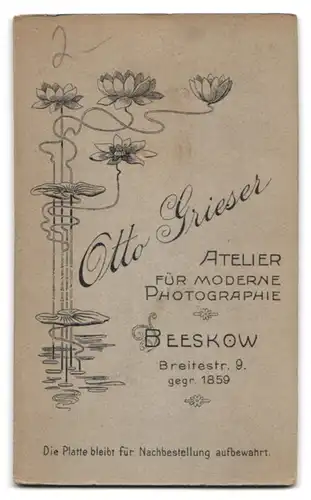 Fotografie Otto Grieser, Beeskow, Breitestrasse 9, Kleinkind im Kleid, Zeitung lesend