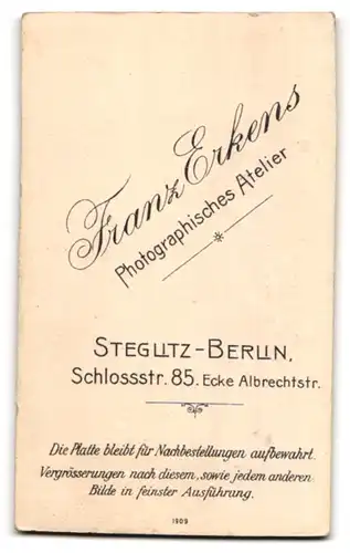 Fotografie Franz Erkens, Berlin-Steglitz, Schlossstrasse 85, kleines Mädchen sitzend im Fell