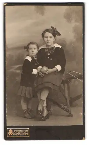 Fotografie A. Wertheim, Berlin, Rosenthalerstrasse, zwei Mädchen mit Schleifen im Haar