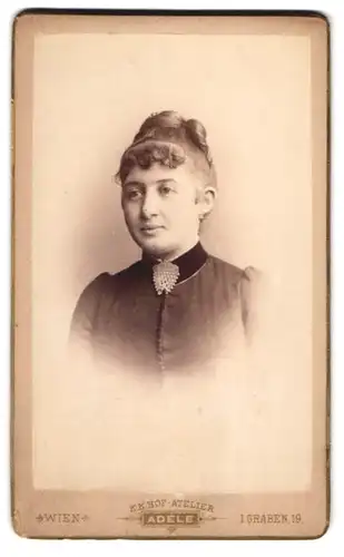 Fotografie K.K. Adèle, Wien, 1. Hofgraben 19, feine Dame mit Perlenbrosche