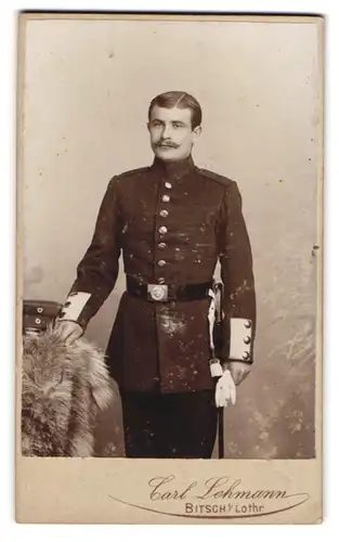 Fotografie Carl Lehmann, Bitsch /Lothringen, Saargemünderstrasse 131, Soldat in Uniform mit Bajonett und Portepee