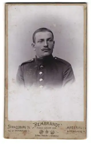 Fotografie Rembrandt, Hagenau i. E., Rittergasse 9, Junger Soldat in Uniform