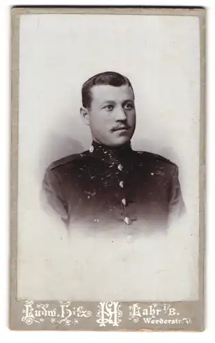 Fotografie Ludwig Hitz, Lahr i. B., Werderstrasse 70, Junger Soldat in Uniform, Inf. Rgt. 169