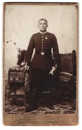 Fotografie Carl Köhler, Berlin-Schöneberg, Colonnen-Strasse 35, Gardesoldat in Uniform mit Parade-Pickelhaube und Orden