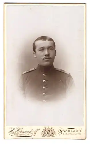 Fotografie H. Hermstroff, Saarlouis, Silberherzstrasse 13, Junger Soldat in Uniform, Inf. Rgt. 30