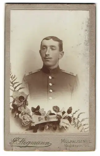 Fotografie J. Stegemann, Mülhausen i. E., Vaubanstrasse 94, Junger Soldat in Uniform, Inf. Rgt. 142